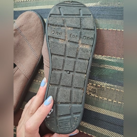 Toms - Picture 3 of 4